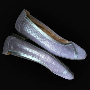 Beautiful Vionic Lavender Metallic Snakeskin print Carrol ballet style flats.